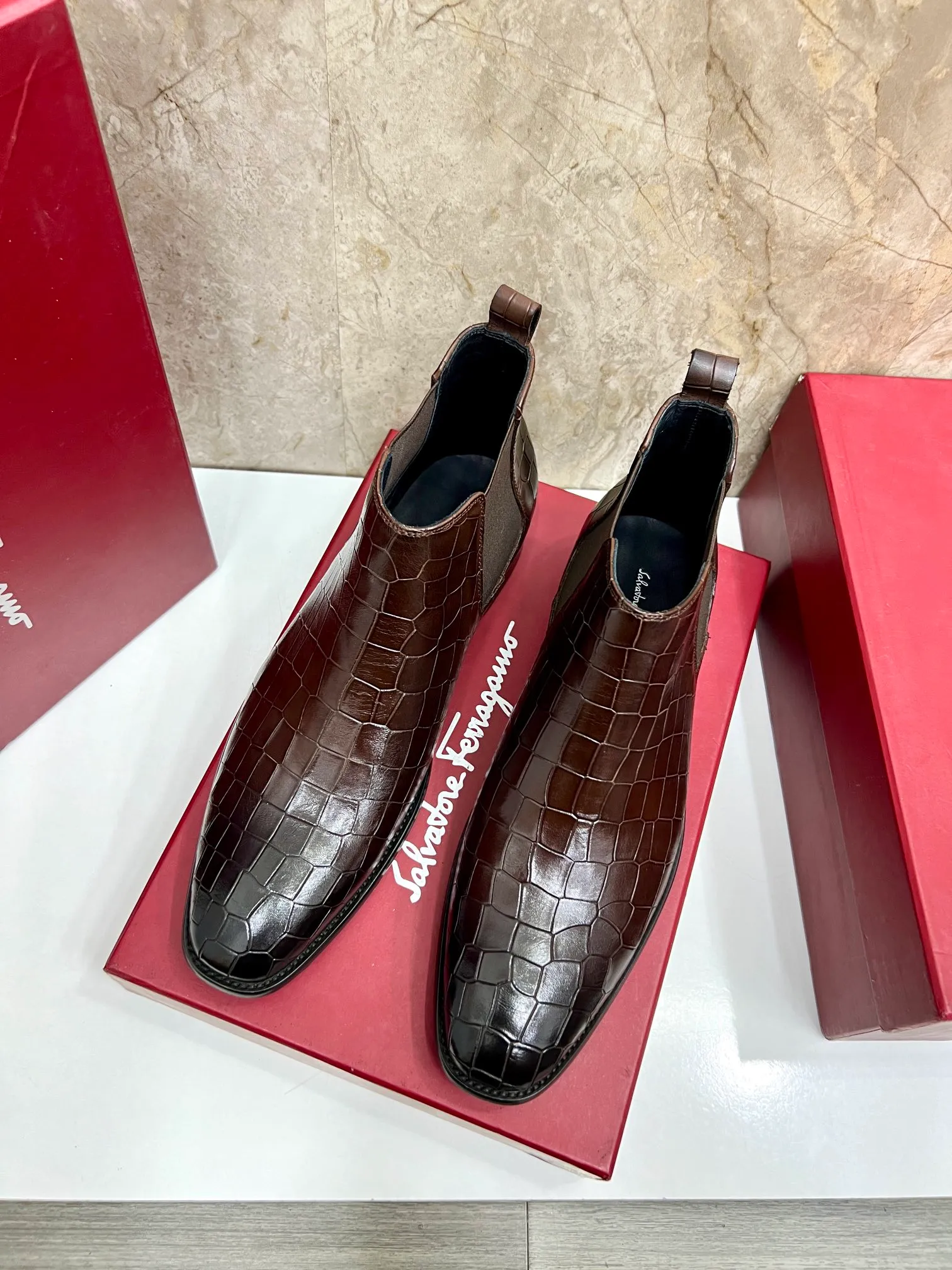 Original order quality: Men's shoes 💰700 Brand: Ferragamo (Ferragamo) One size larger: Men's size 38-44 (45 customized) Grade: Same style as the official website High-end men's shoes Material: Original cowhide, cowhide lining, original outsole Style category: Chelsea men's boots Fashion trend Color: Actual picture